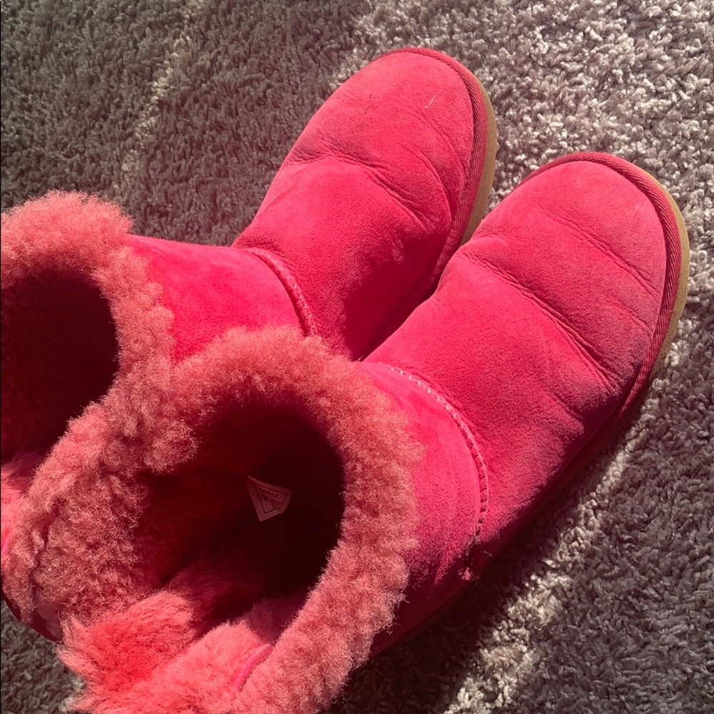 Uggs with 🎀on the back